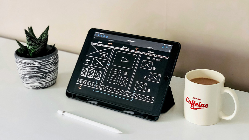 Wireframe di sito web su tablet, realizzazione siti web e indicizzazione SEO professionale